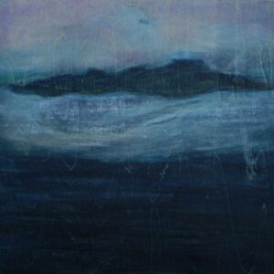 海峡/四辻良弘。青の濃淡で描かれた抽象画で、穏やかで質感豊かな海の上に、霧に包まれた暗い陸地がそびえ立っている様子を表現している。.