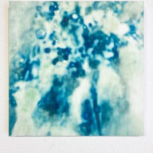 繁田直美(Shigeta Naomi)によるdive in the deepは、青と白のトーンで描かれた抽象的な現代美術の絵画で、重なり合う流れるような形と、泡のような柔らかなアクセントが特徴的です。.