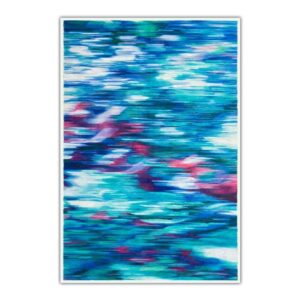 走水の緑と題された抽象現代絵画。青、緑、マゼンタの色を使った、水平方向に伸びるぼやけた筆致が特徴である。.