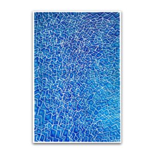 蒼刻と題された川田祐子による抽象現代美術作品。質感のある青い背景の上に、ギザギザとした白い線が複雑かつ緻密に重なり合った模様が描かれている。.